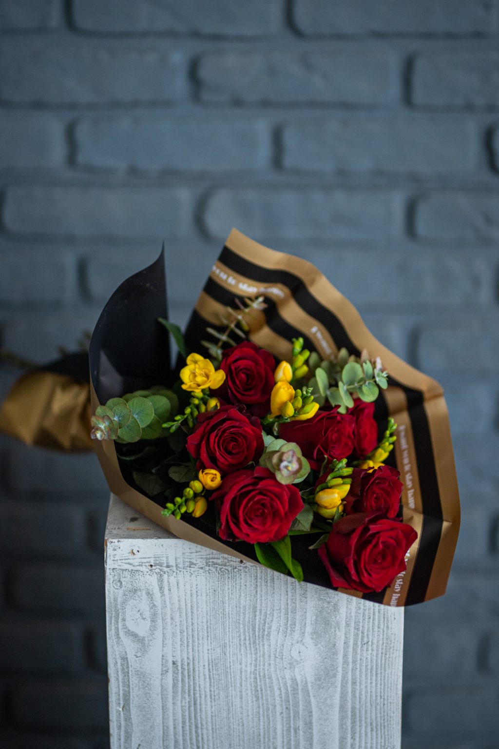 Buchet cu trandafiri rosii și frezii — imaginea 2