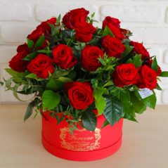 Cutie cu trandafiri rosii AF45