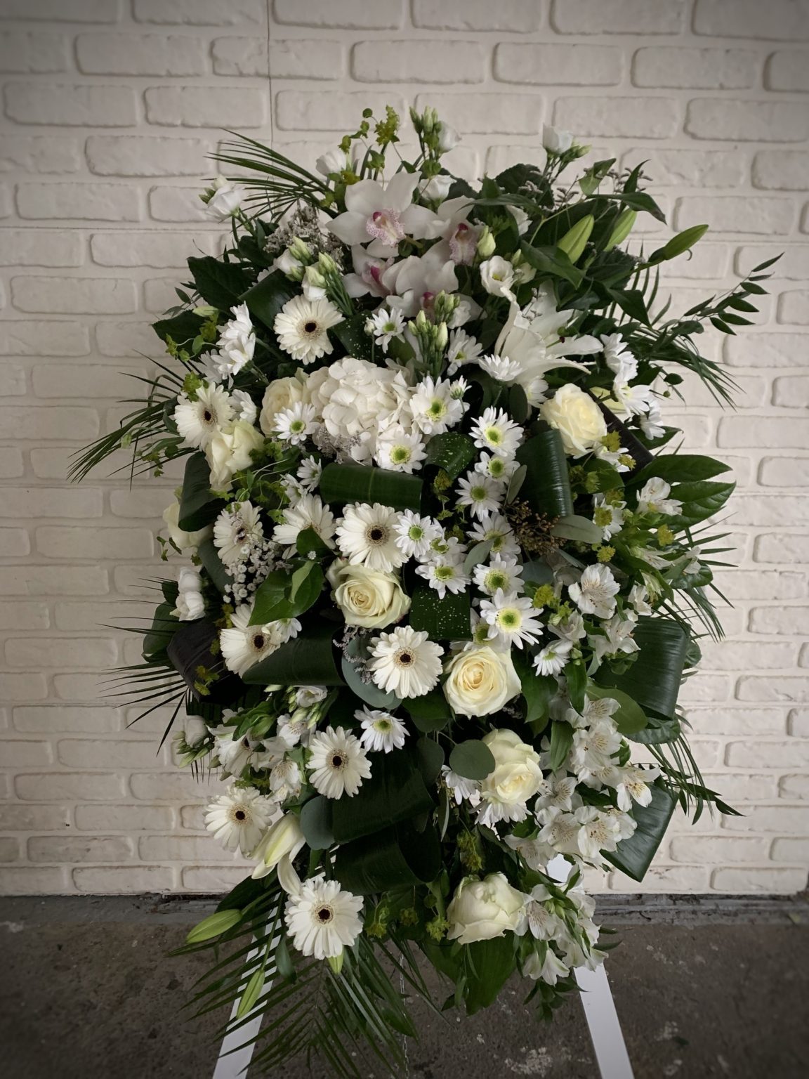 Aranjament funerar cu flori albe AF145 — imaginea 3