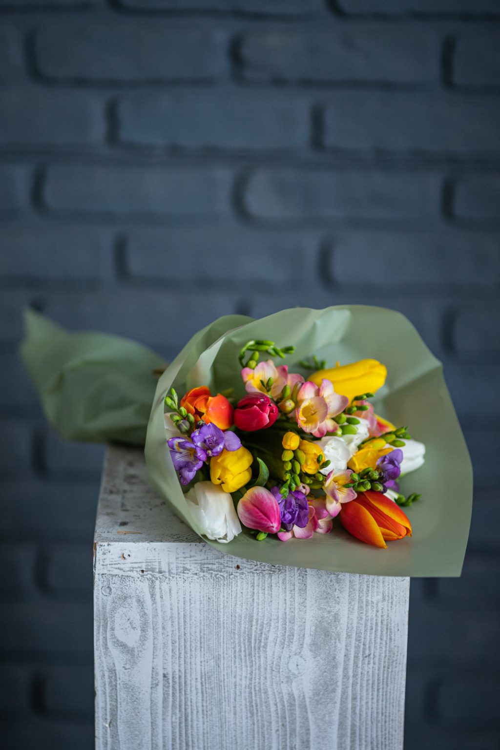 Buchet frezii si lalele multicolore
