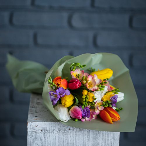 Buchet frezii si lalele multicolore