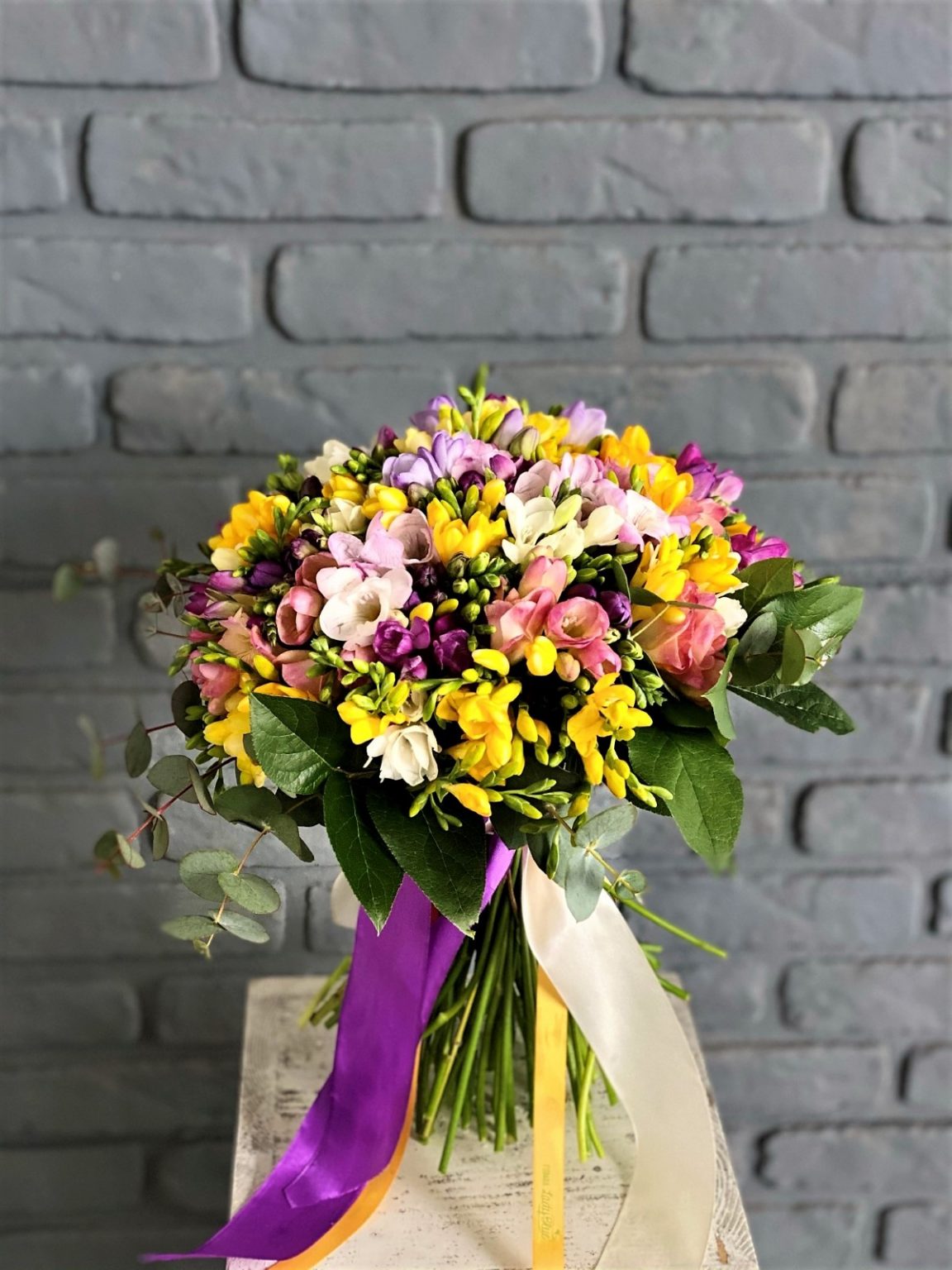 Buchet 101 frezii multicolore — imaginea 2