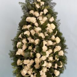 Coroana funerara cu trandafiri albi