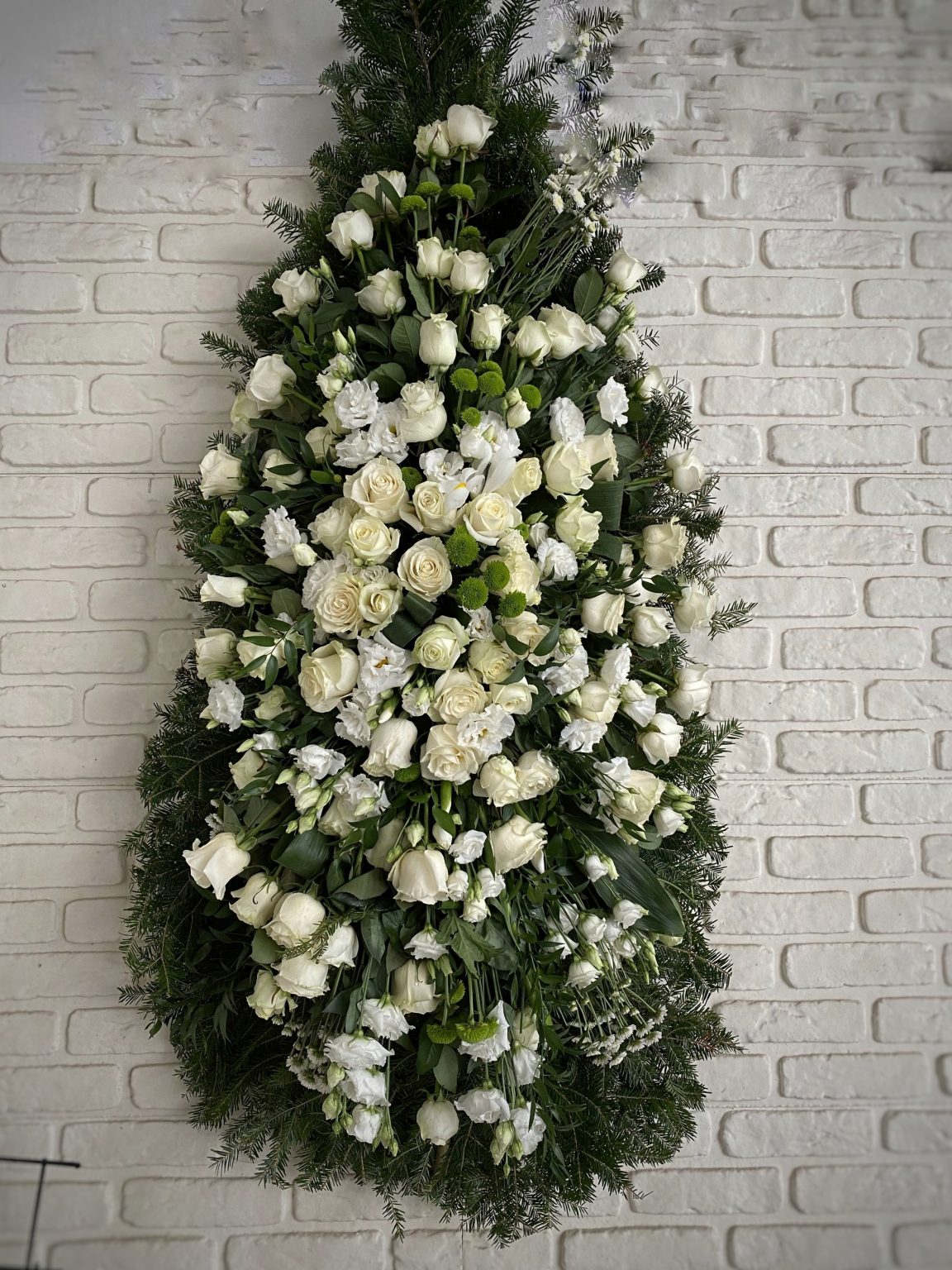Coroana funerara cu flori albe C200