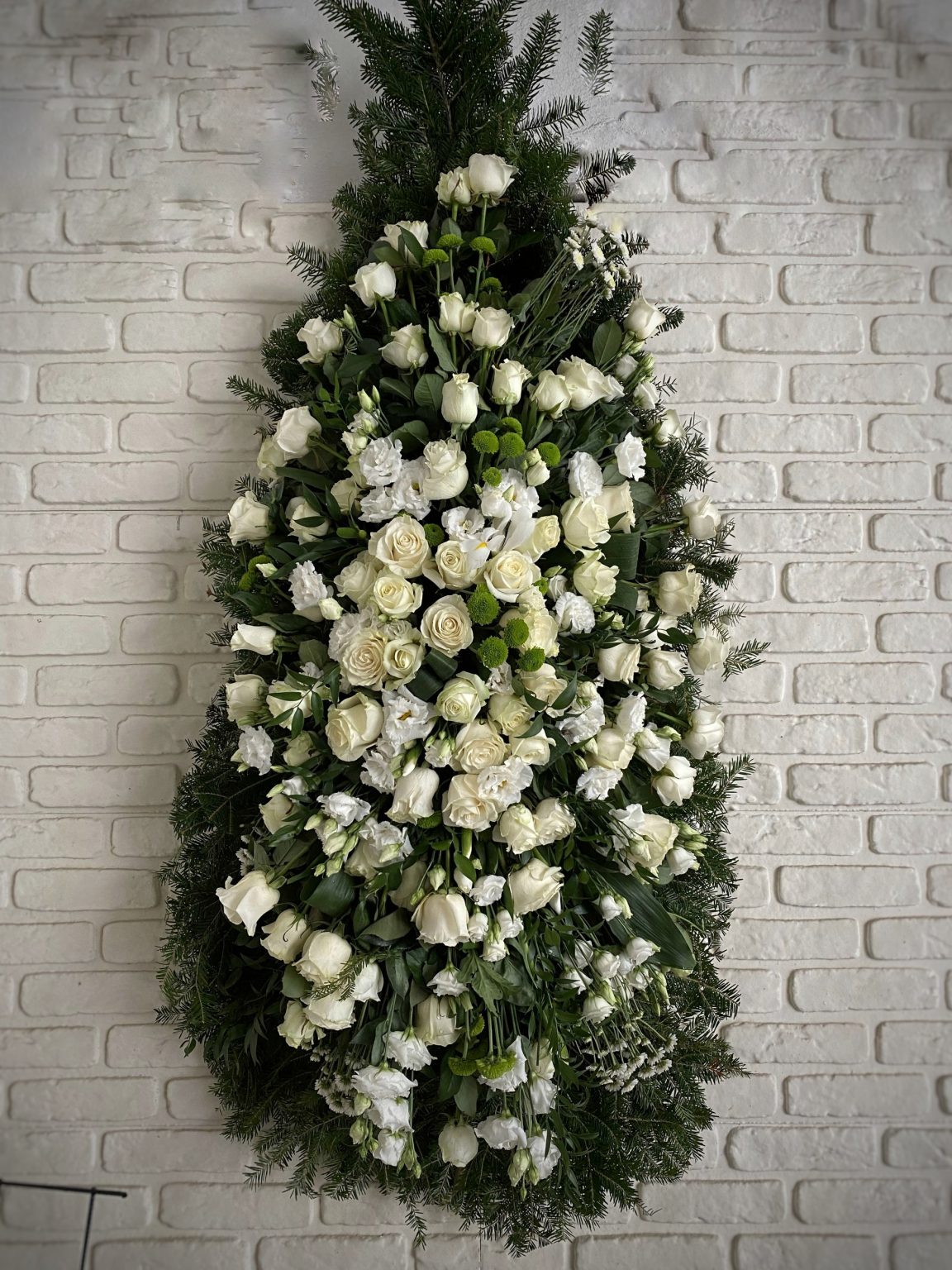 Coroana funerara cu flori albe C200 — imaginea 2