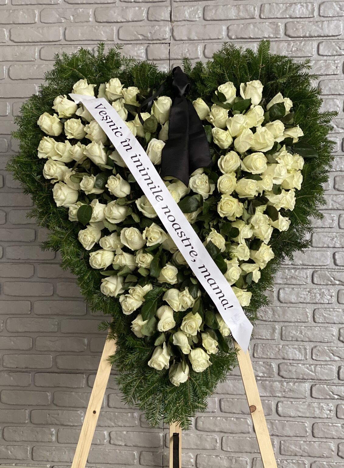 Coroana Inima cu trandafiri albi — imaginea 2