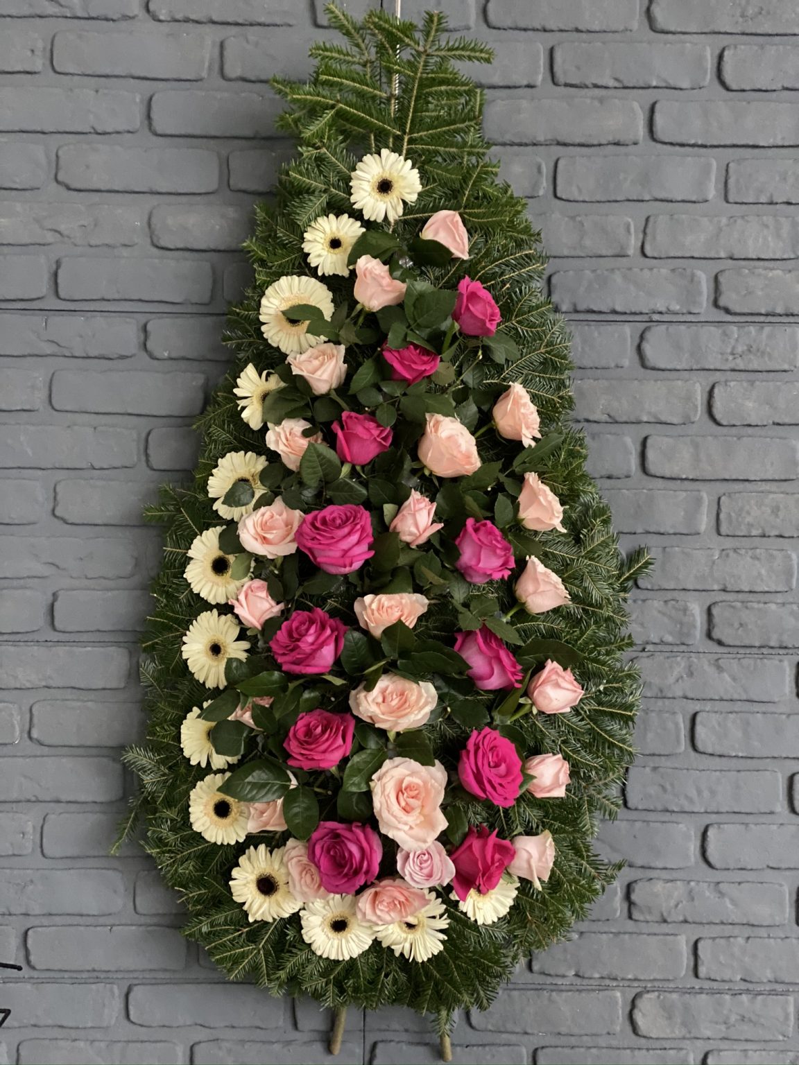 Coroana funerara cu trandafiri si gerbera C184