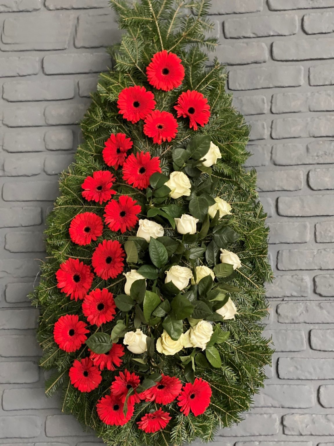 Coroana funerara cu trandafiri si gerbera C183