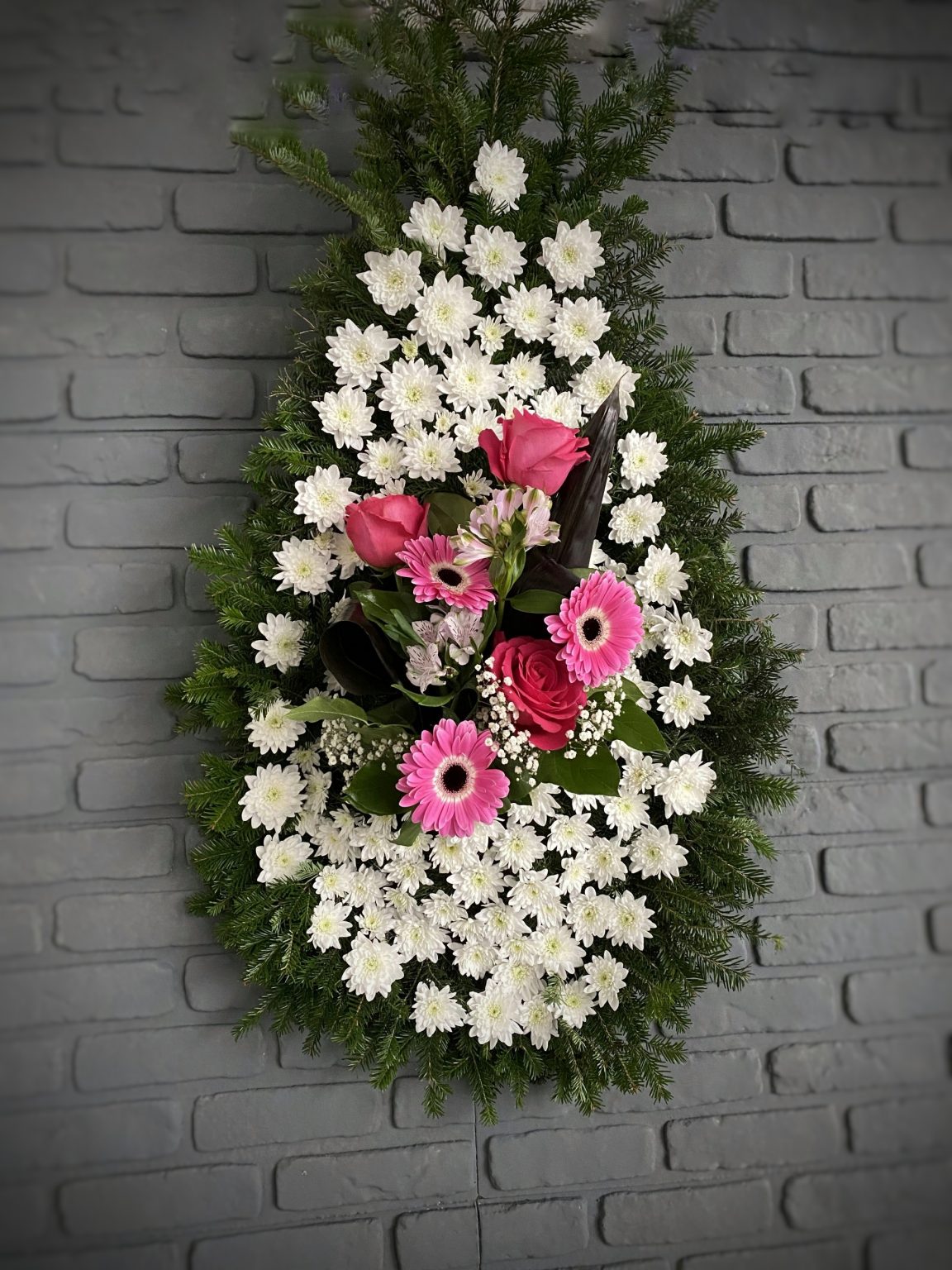 Coroana funerara cu flori albe si roz C180