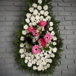 Coroana funerara cu flori albe si roz C180