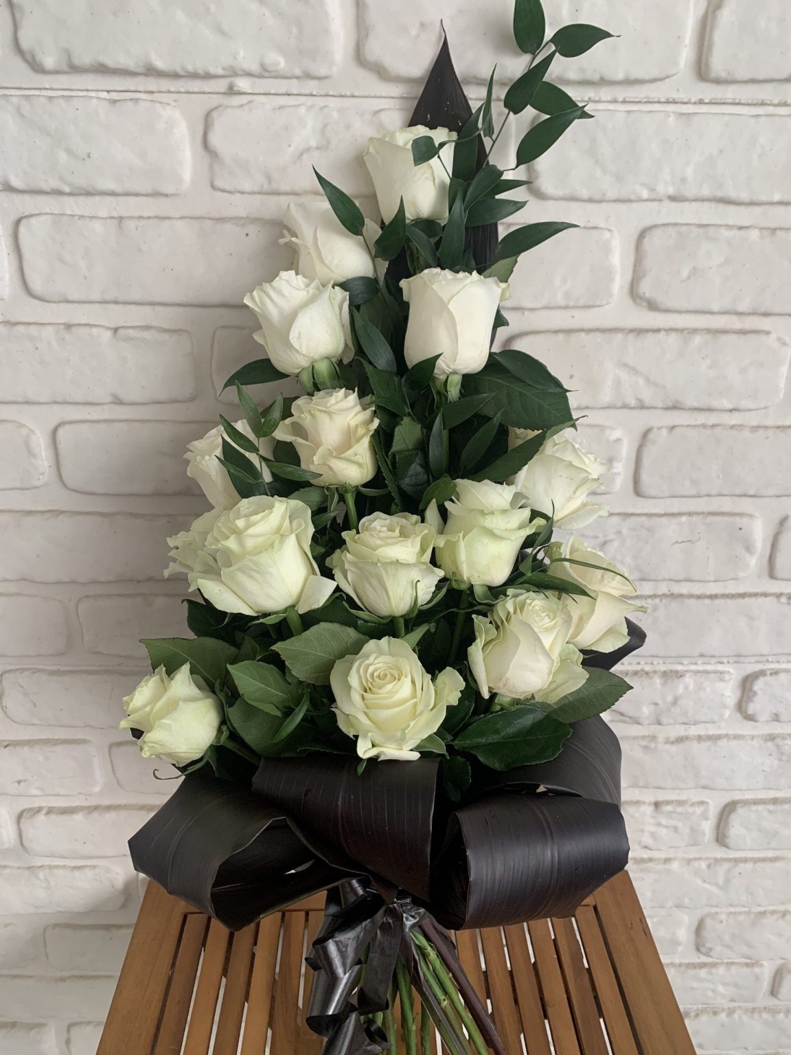 Buchet funerar cu trandafiri albi — imaginea 2