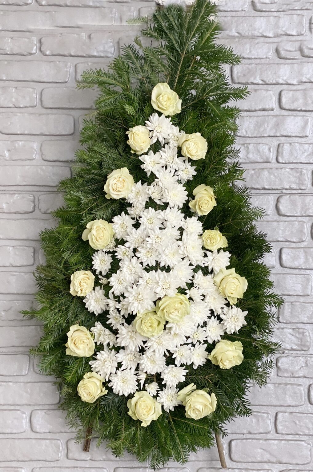 Coroana funerara cu flori albe C143 — imaginea 3