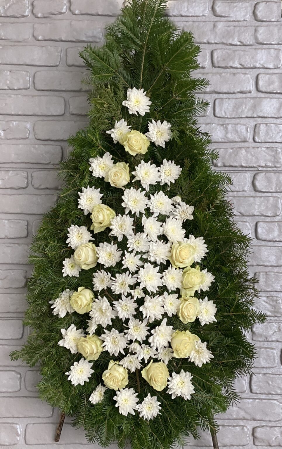 Coroana funerara cu flori albe C143