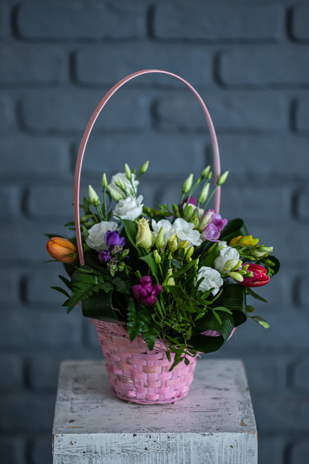 Cosulet cu lalele, eustoma si frezii — imaginea 2