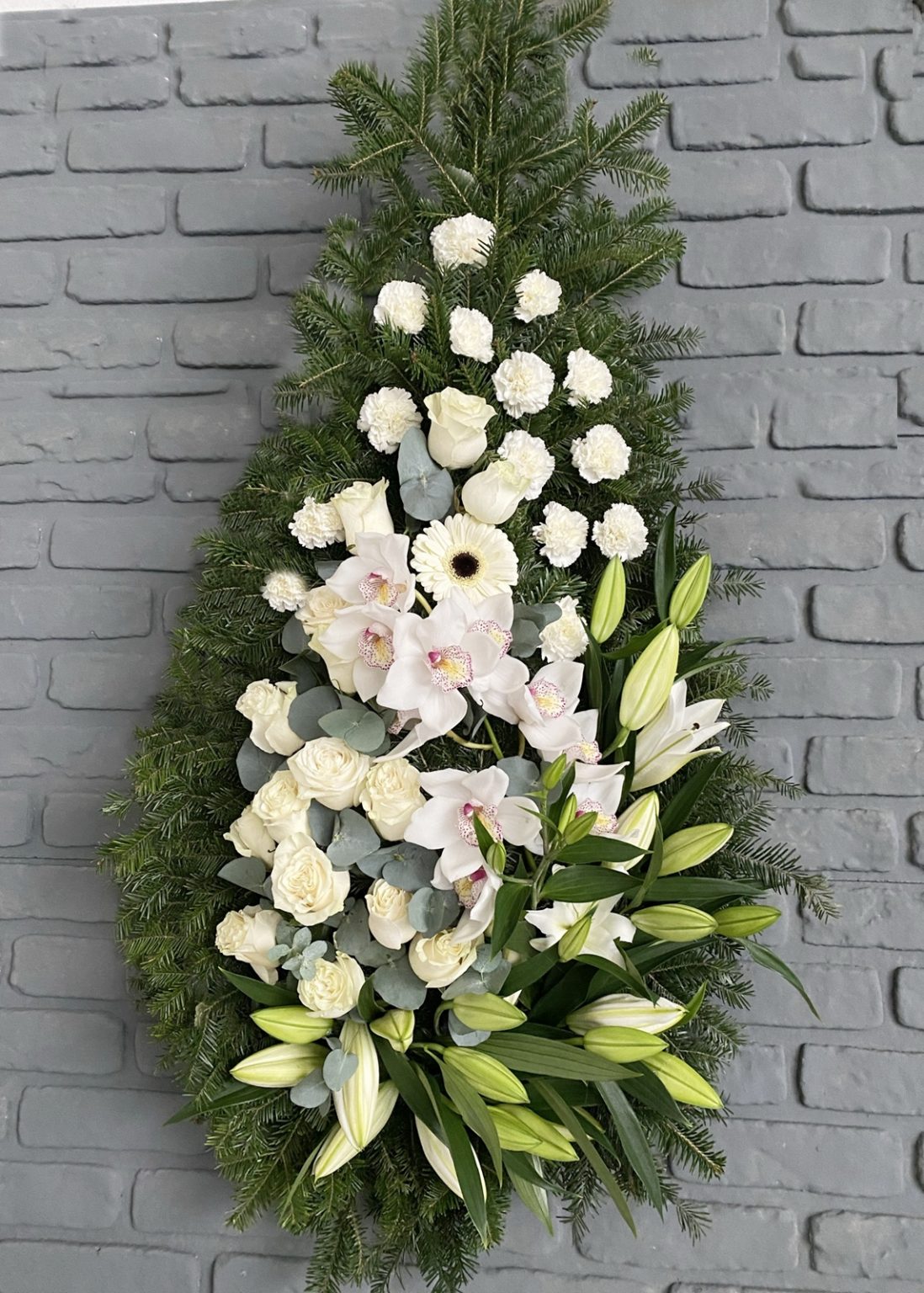 Coroana funerara cu crini,trandafiri si orhidee