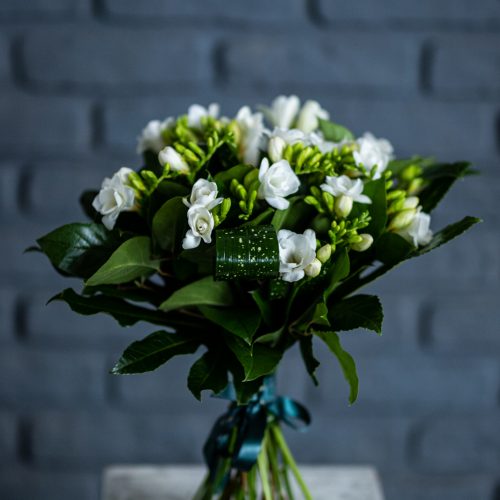 Buchet 25 frezii albe