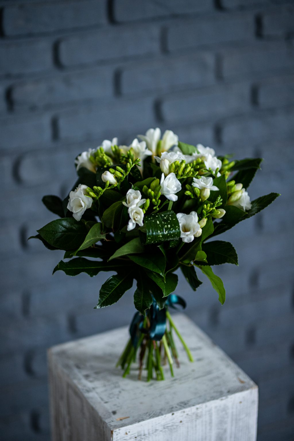 Buchet 25 frezii albe — imaginea 2