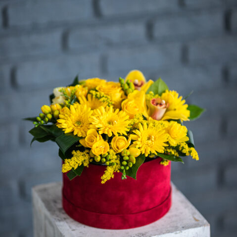 Cutie cu flori galbene