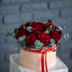 Trandafiri rosii in cutie