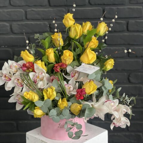 Cutie cu trandafiri și orchidee