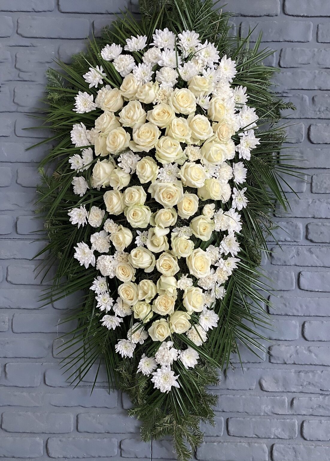 Coroană cu flori albe C722