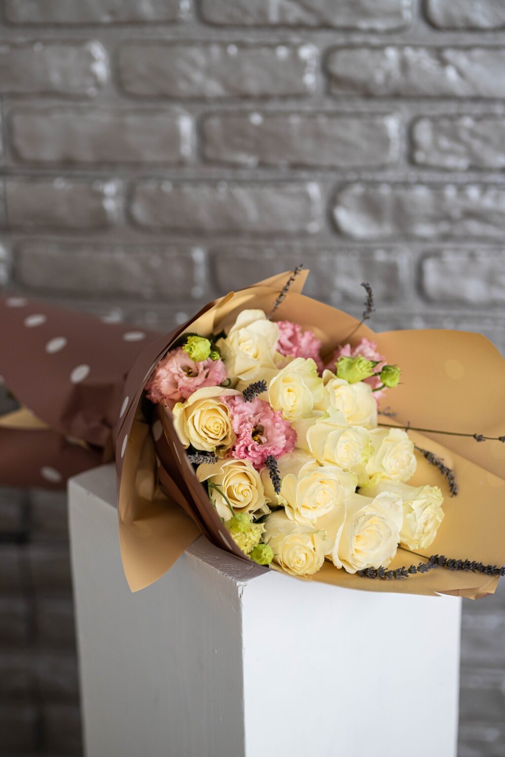 Buchet elegant cu trandafiri și eustoma