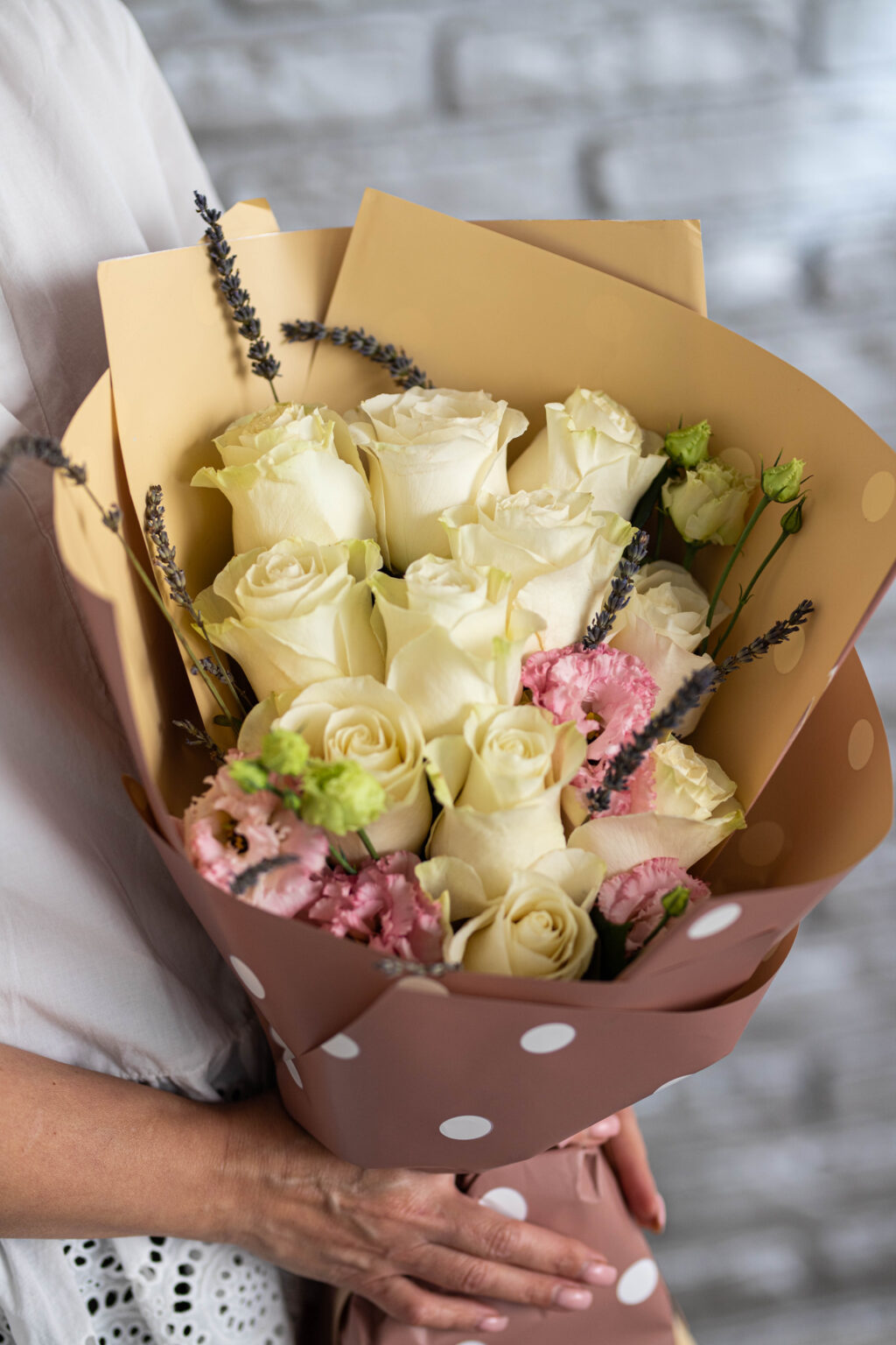 Buchet elegant cu trandafiri și eustoma — imaginea 2