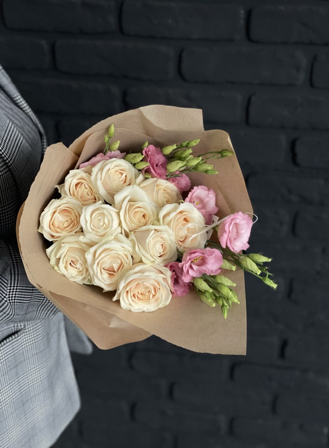 Buchet elegant cu trandafiri și eustoma — imaginea 3