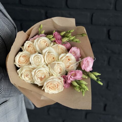 Buchet elegant cu trandafiri și eustoma