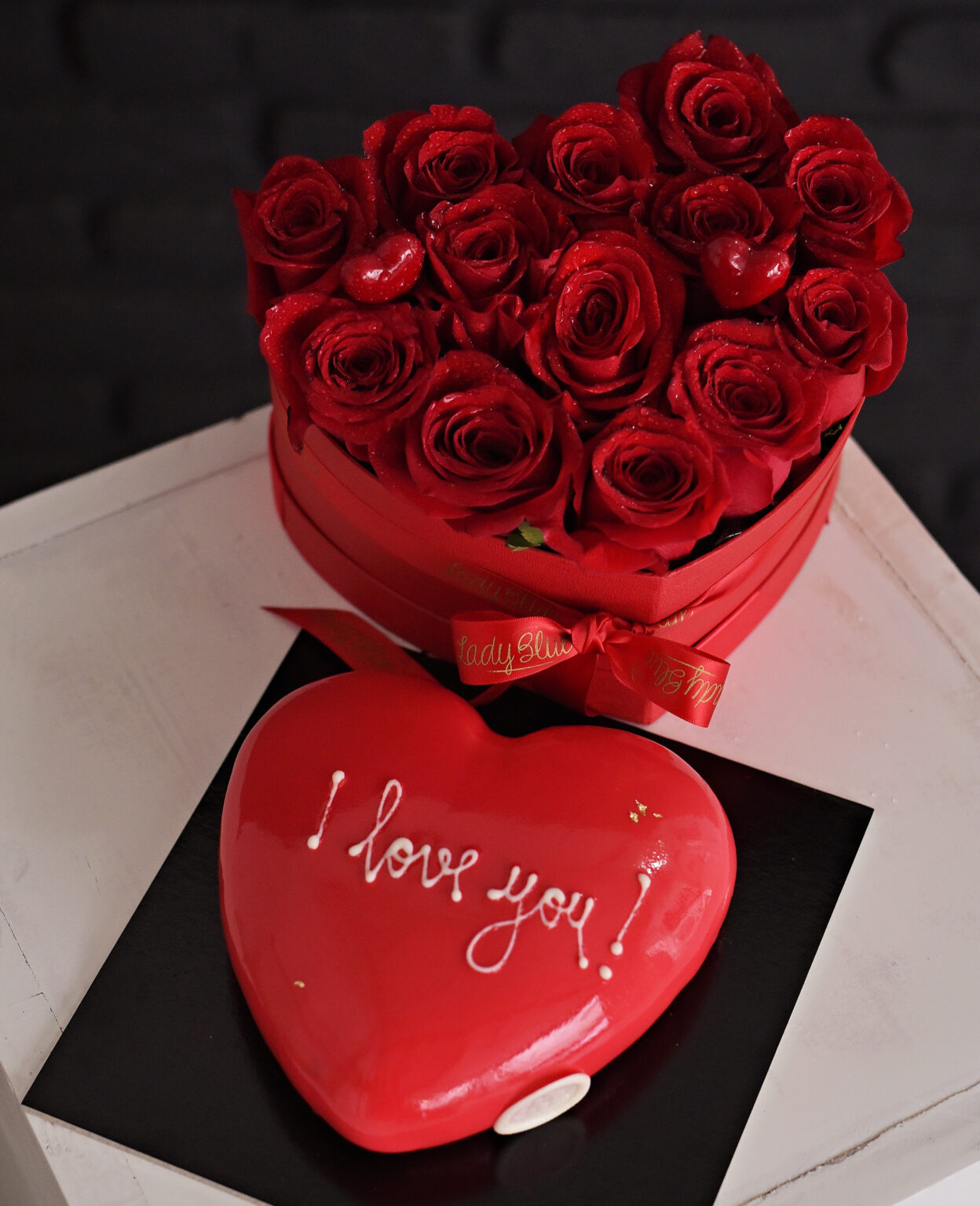 Aranjament Floral si Tort „I ❤️ You”