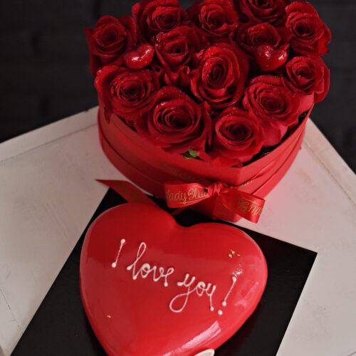 Aranjament Floral si Tort „I ❤️ You”