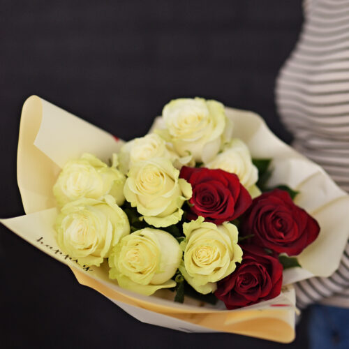 Buchet 11 Trandafiri Albi si Rosii