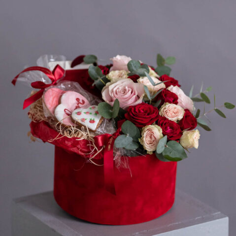 Cutie de catifea cu Trandafiri și MiniRose indulciti de Turta Dulce