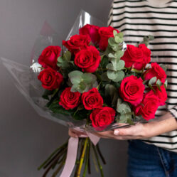 Buchet 15 trandafiri cu eucalipt