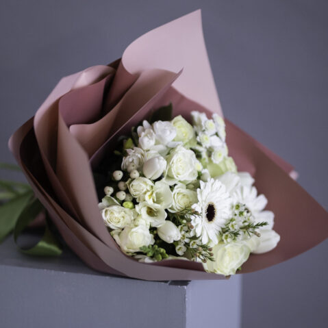 Flori albe in buchet