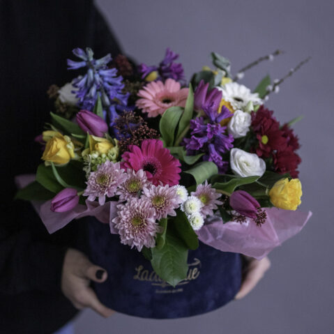 Aranjament in cutie flori colorate