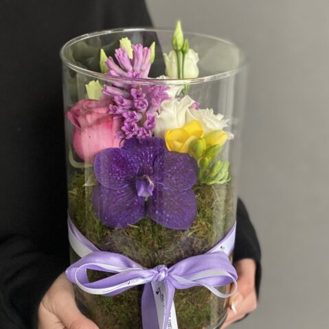 Aranajment cu flori in vas de sticla