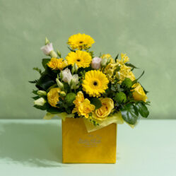 Cutie cu flori galbene