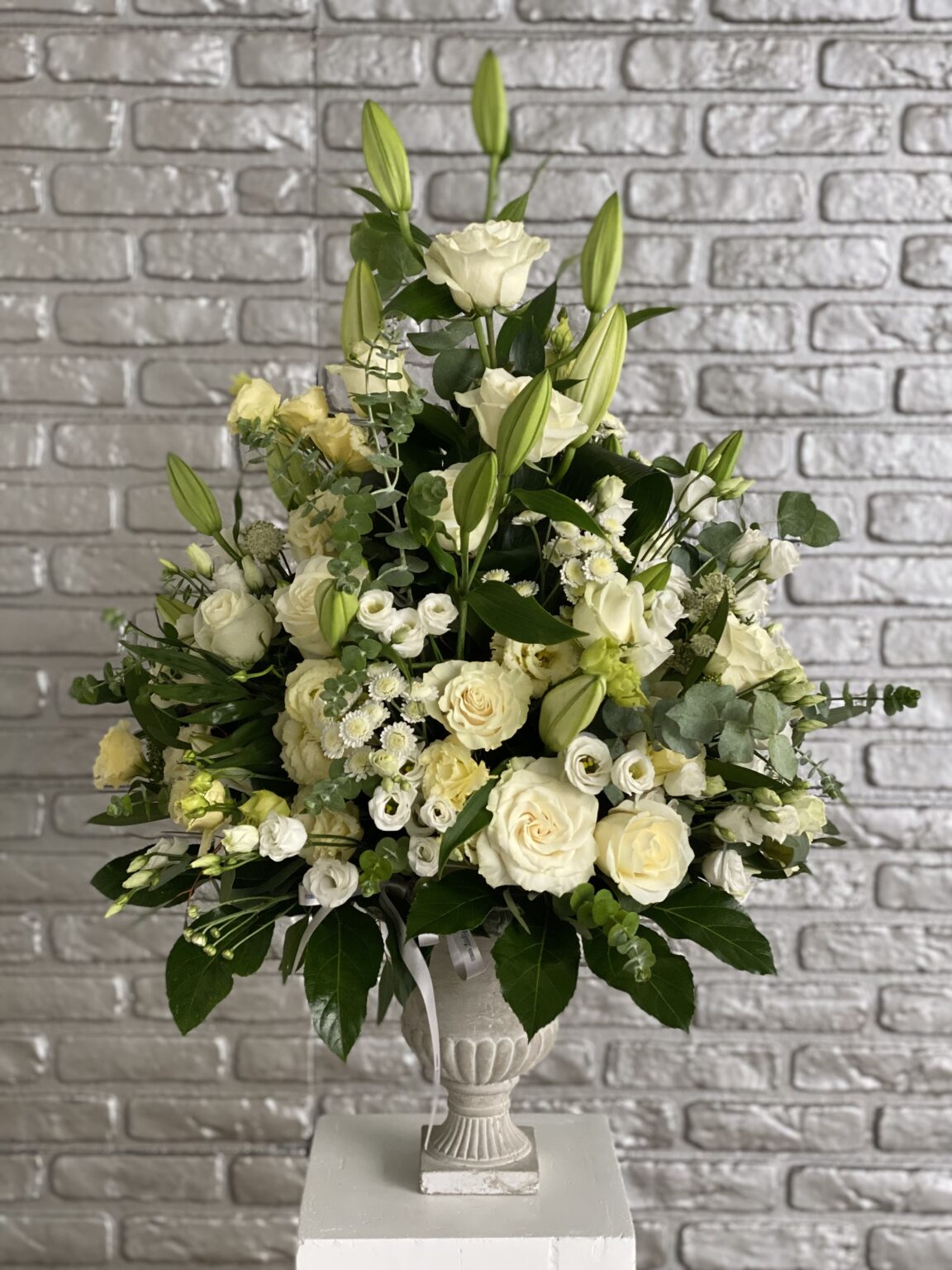 Aranjament funerar cu Flori Albe