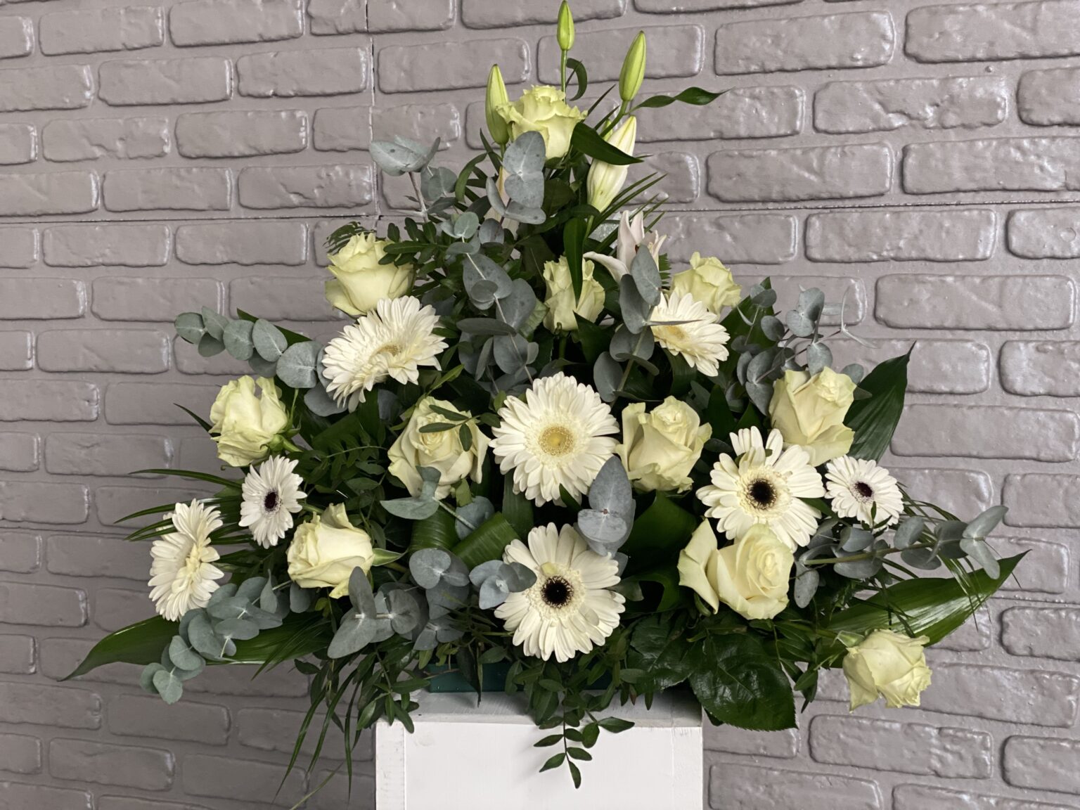 Aranjament Funerar Trandafiri si Gerbera