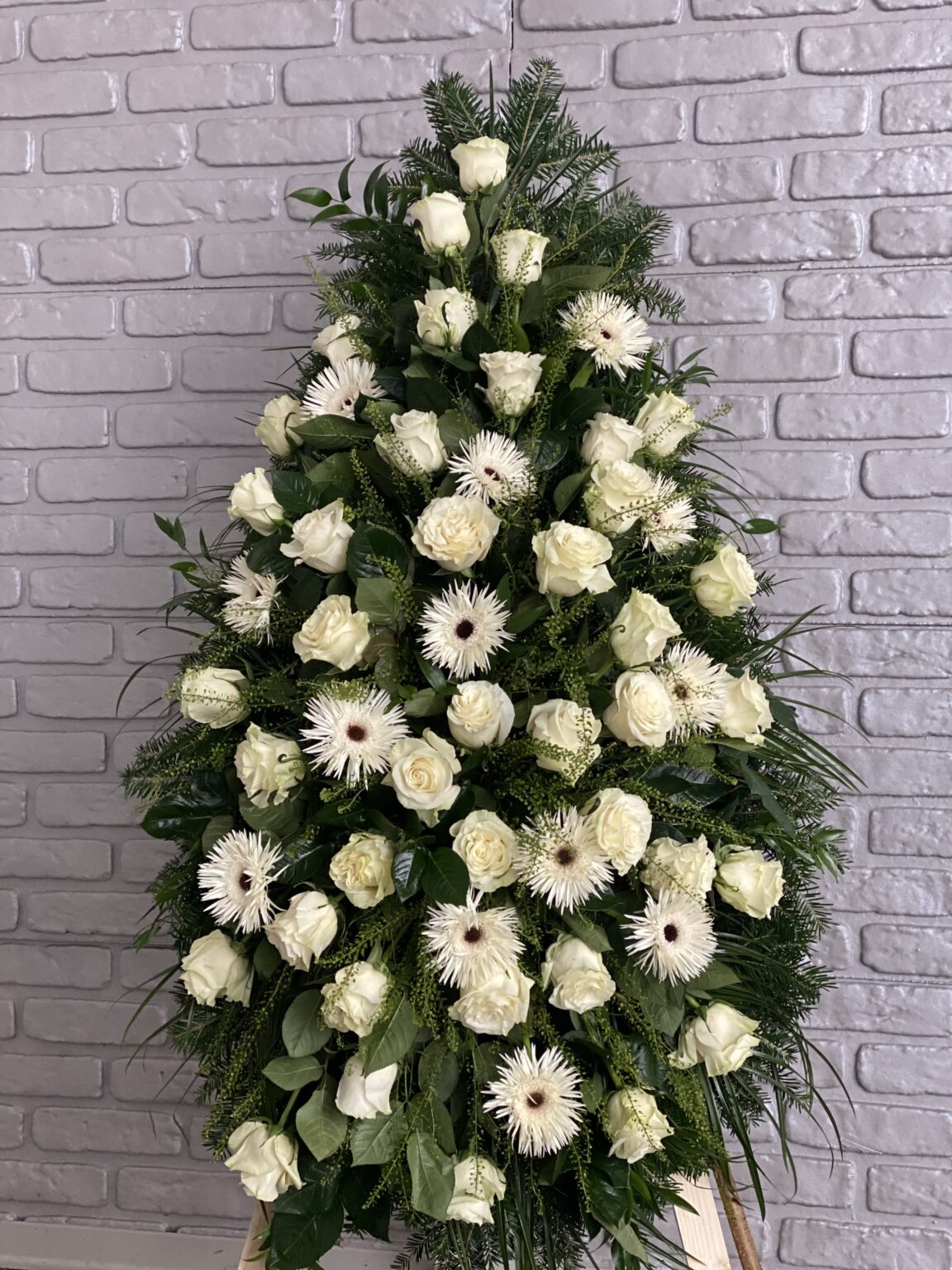 Coroana Funerara cu Trandafiri Albi si Gerbere