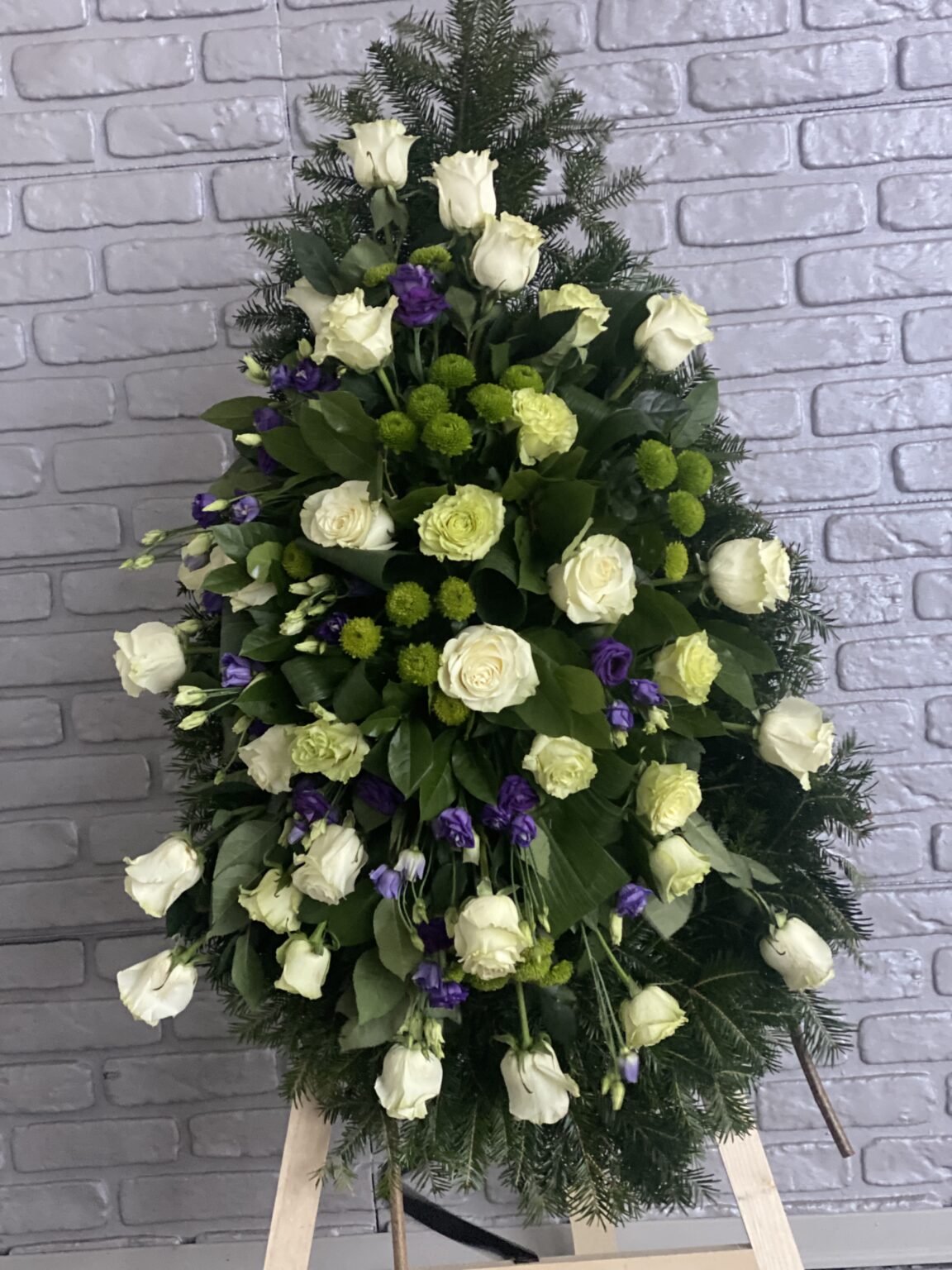 Coroana Funerara cu Trandafiri Albi si Eustoma Mov