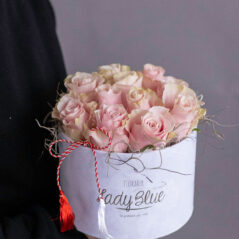 Aranjament floral cu trandafiri roz