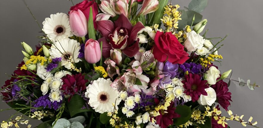Cele mai frumoase coșuri cu flori, cu livrare online