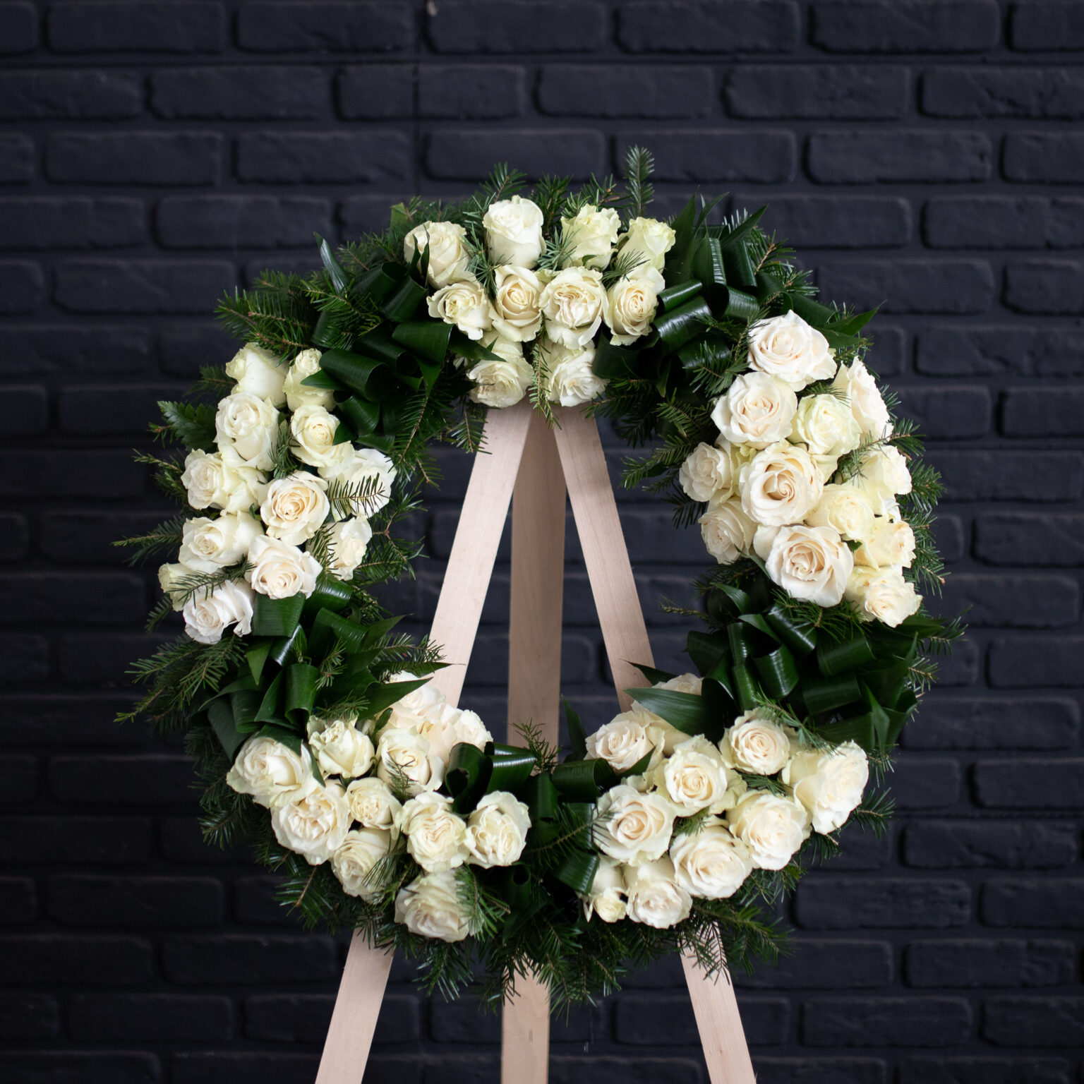 Coronita Funerara cu Trandafiri Albi