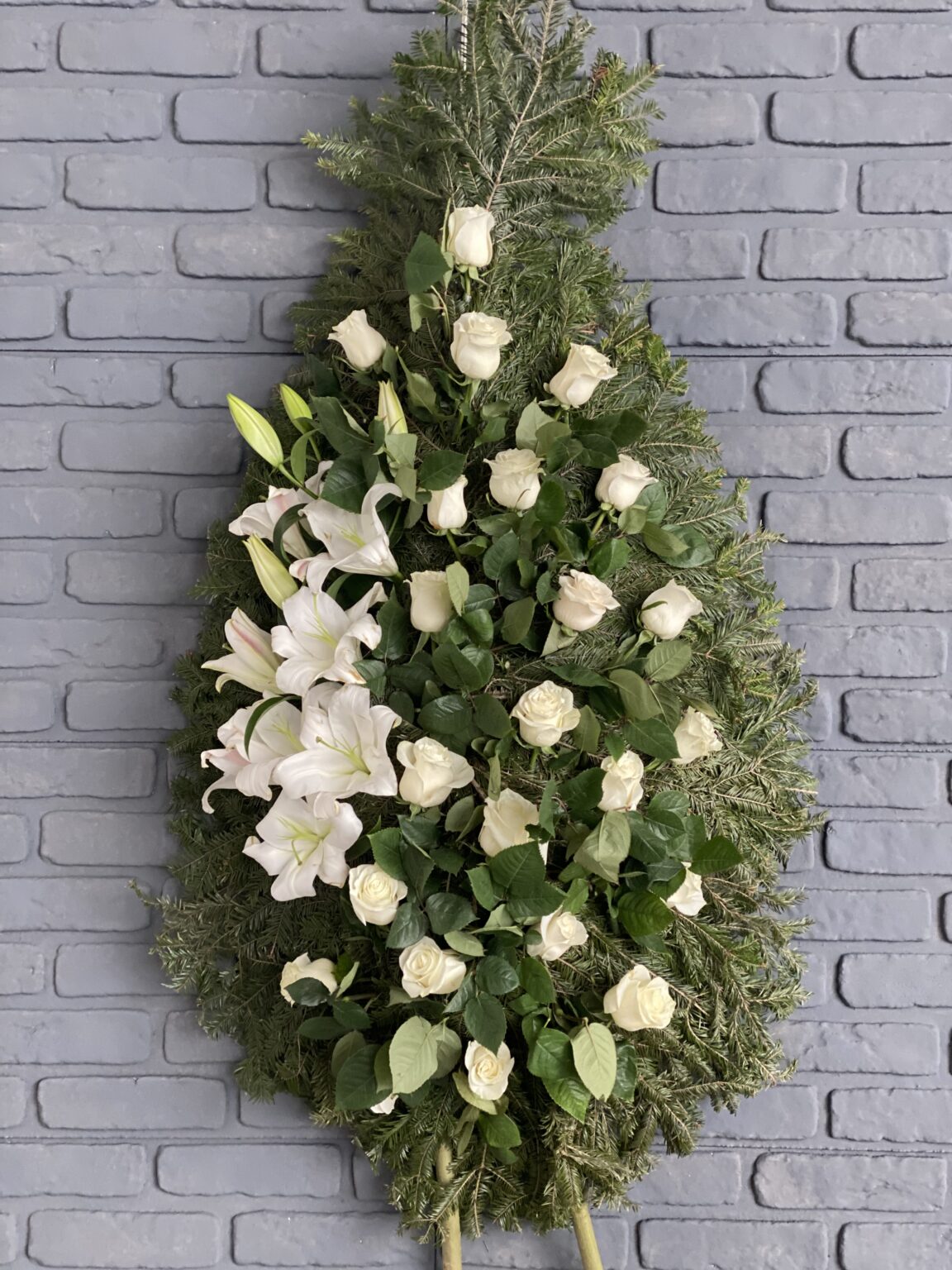 Coroana Funerara trandafiri albi si crini