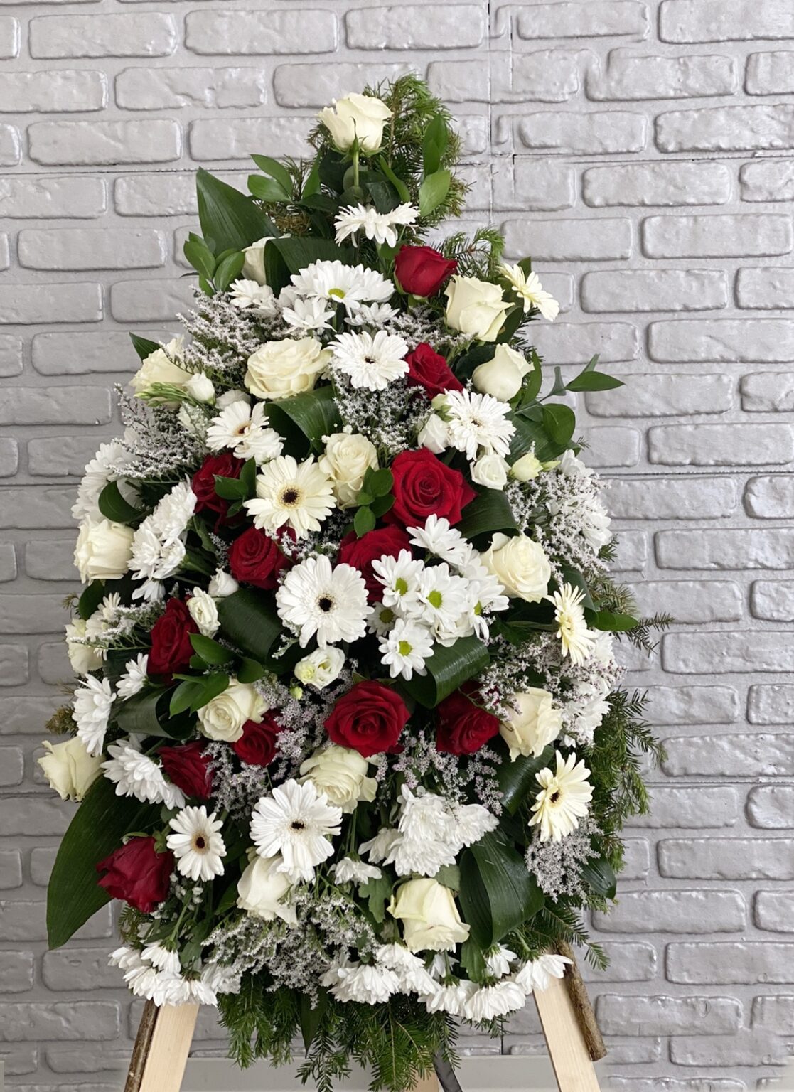 Coroana funerara cu flori albe si rosii