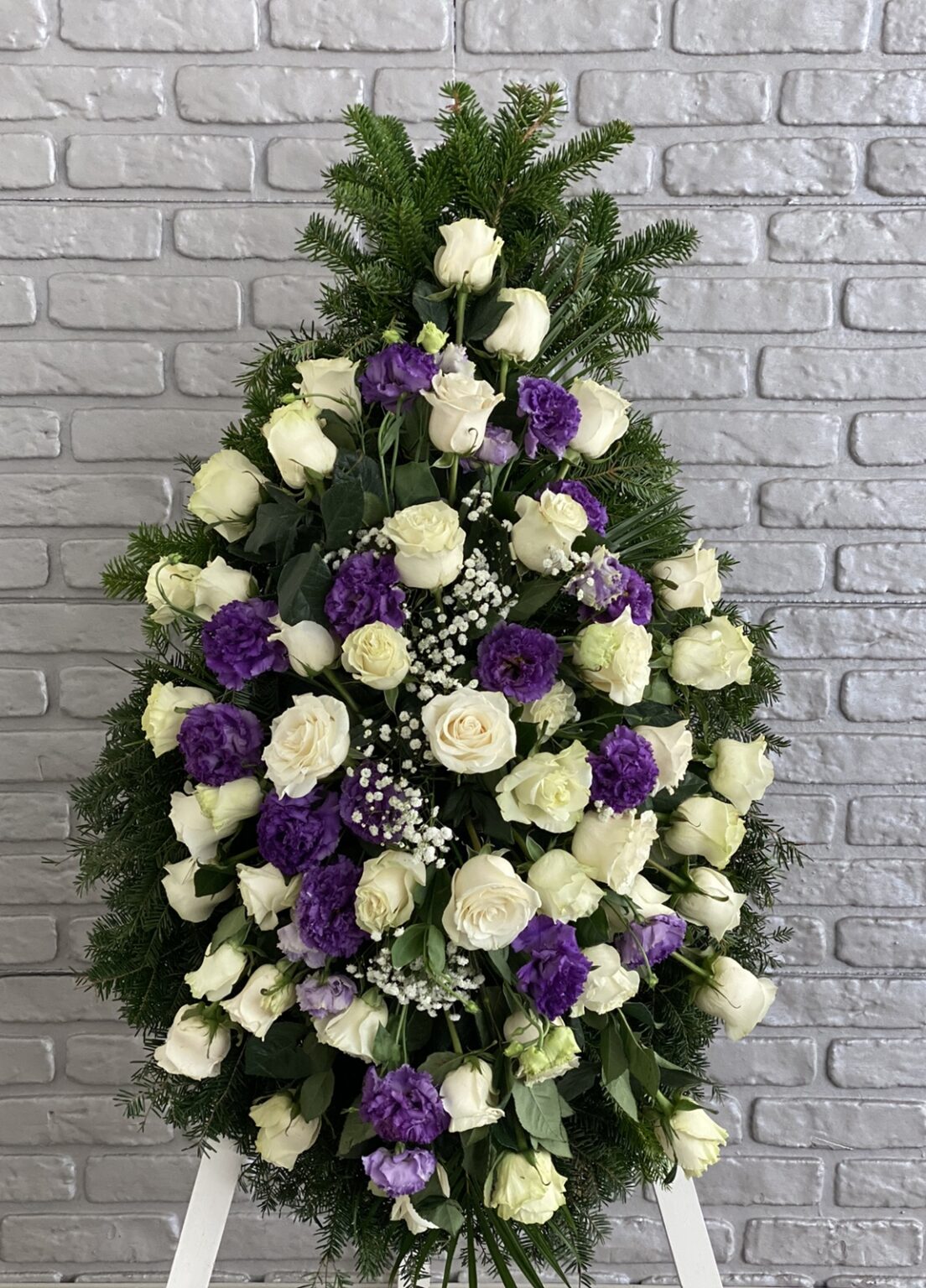 Coroana funerara cu trandafiri si eustoma