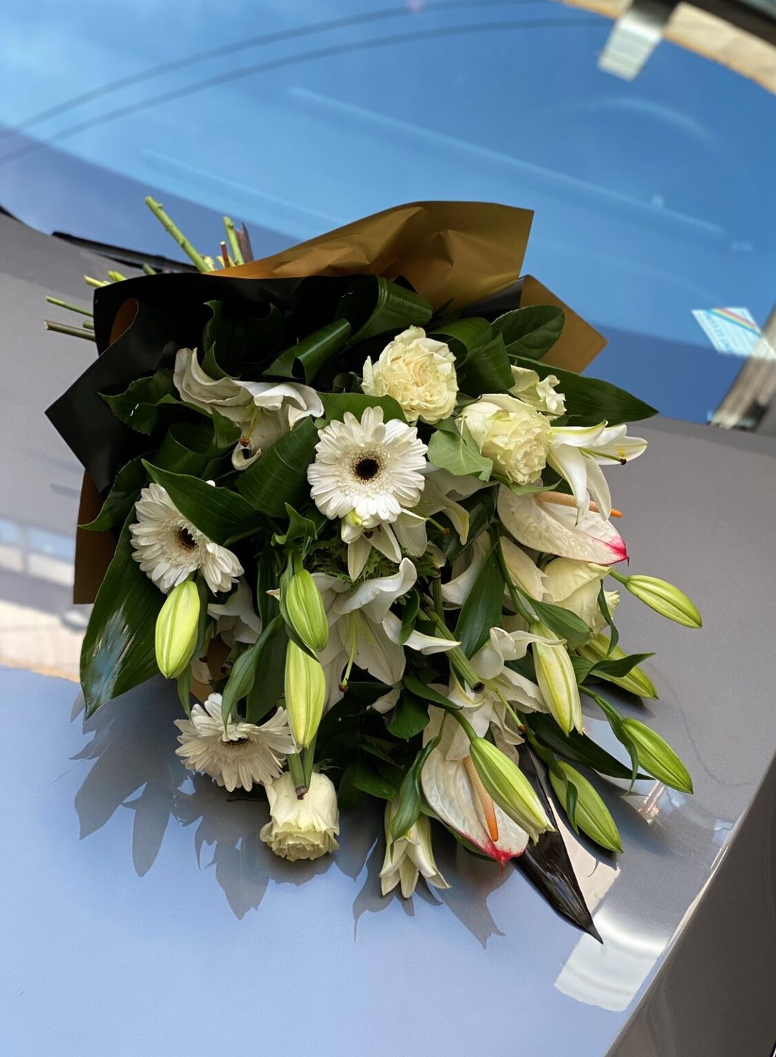 Buchet funerar cu crini