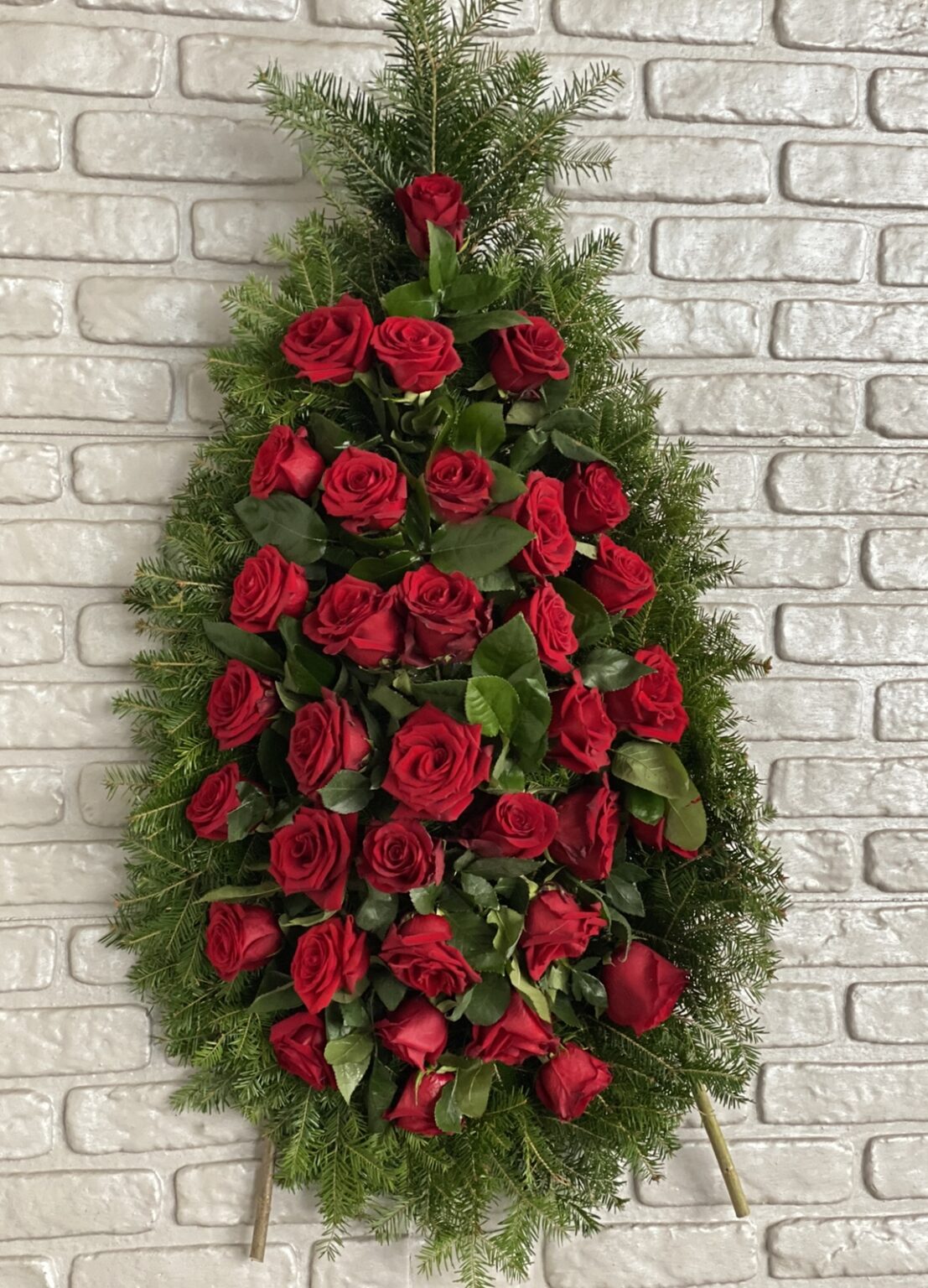 Coroana funerara  cu trandafiri rosii